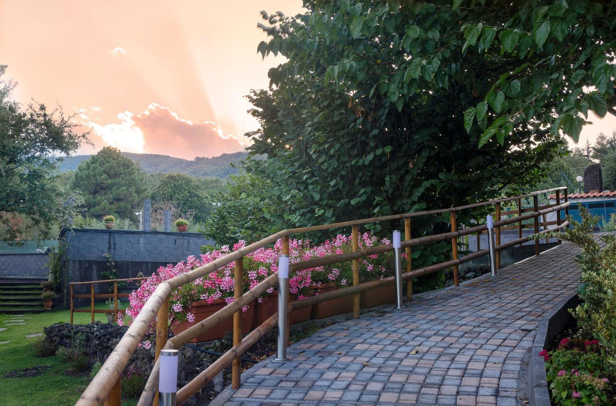 Villa Del Gelso Chalet Nel Parco Delletna ماسكالي المظهر الخارجي الصورة